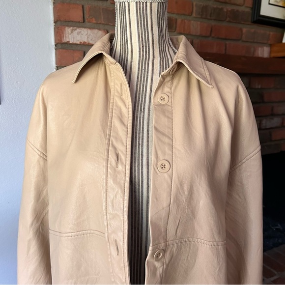 Aritzia Babaton Pelli Hip Vegan Leather Shirt Jacket in Tan Sz S - Picture 3 of 10